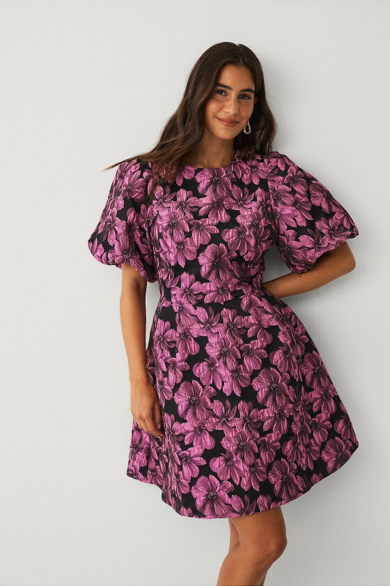 Jacquardvevd kjole med puffermer - Rosa