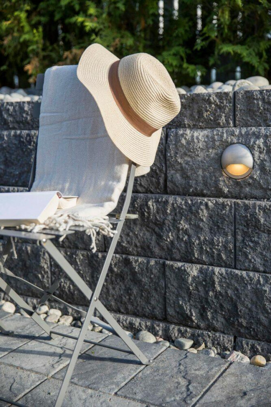 Bilde av Asak Vertica Mur Vertica® mur er en stilren støttemur med store rektangulære blokker. Muren har en bruddfront med et naturlig uttrykk.