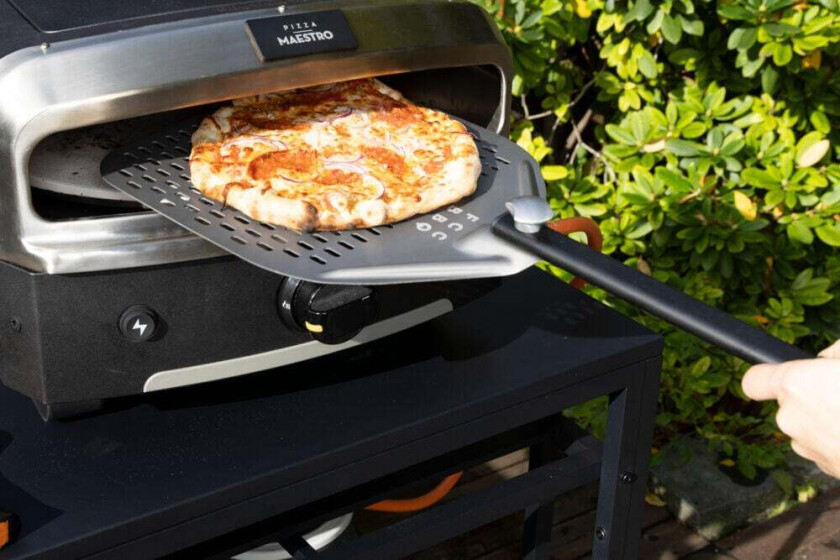 Pizzaspade sammenleggbar Sammenleggbar Pizzaspade er det perfekte vertøyet for deg med pizzaovn, eller som skal lykkes med pizza på grillen eller i ovn. Kompakt oppbevaring.