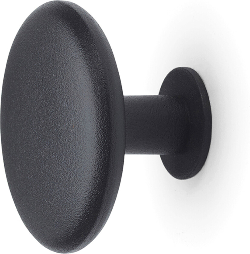 Habo Spot liten krok Sort krok av pulverlakkert stål med skjult innfesting og kan fritt henges opp i ulike mønstre. Diameter 52 mm. 2 kroker pr. pakke.