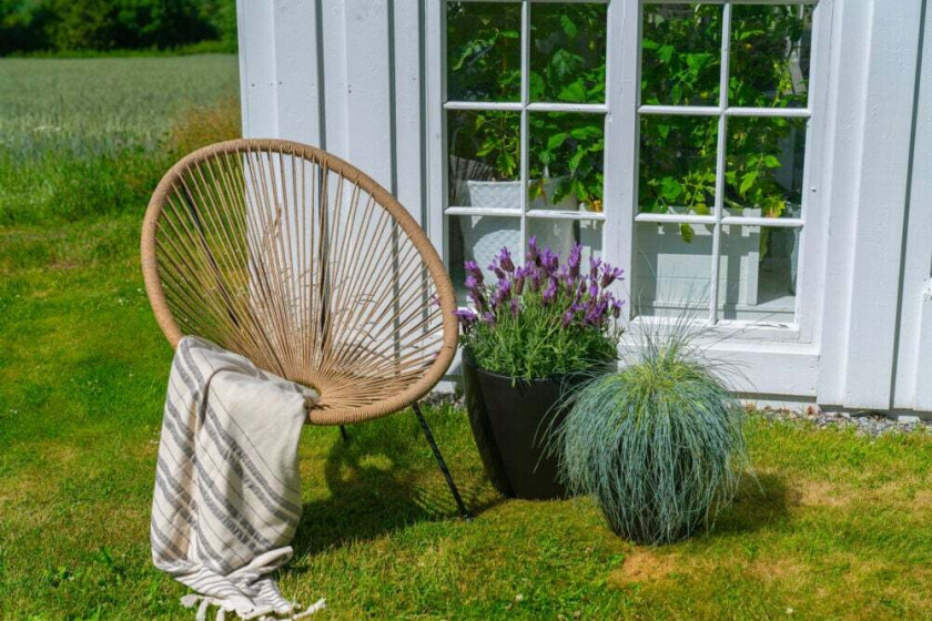 Sira stol Sira hagestol er en stol med en moderne stil, og som passer fint både innen- og utendørs. Stolen har en behagelig komfort.