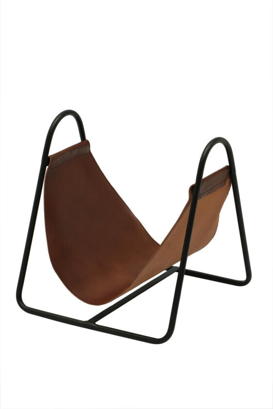 Kos vedstativ med skinn Stilrent vedstativ i metall og brunt skinn. Passer like godt på hytta som i hjemmet. Skinnet er en lekker designdetalj.
