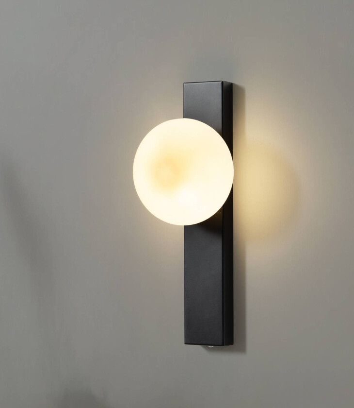 Lindby vegglampe Tavrik, svart/hvit, høyde 30 cm, glass