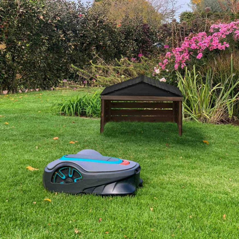 Bilde av Garasje for robotgressklipper i tre – værbeskyttelse