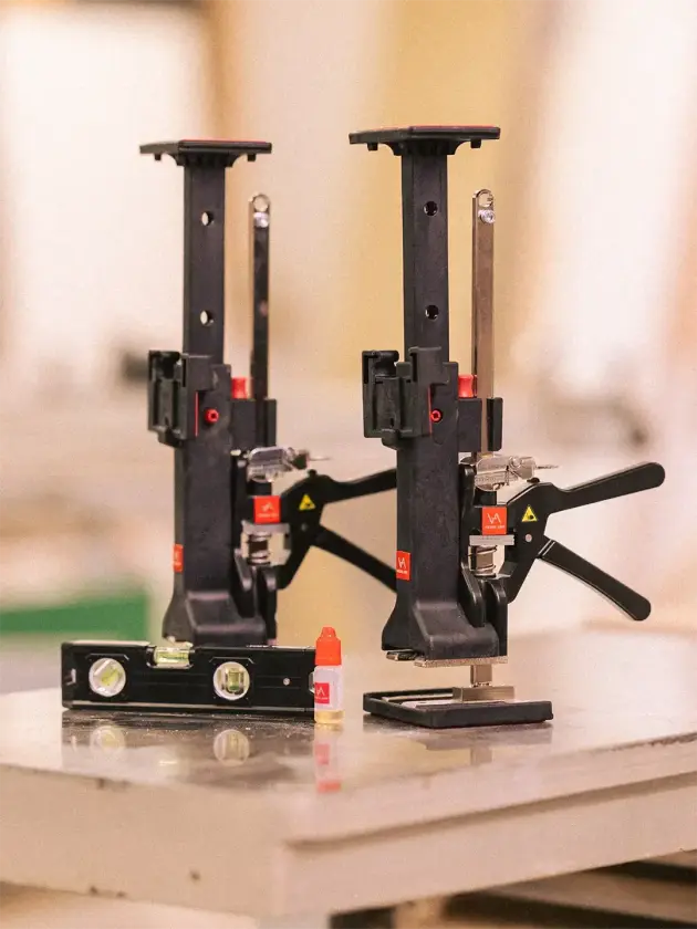 Bilde av Håndholdte Jekker m/Installasjonssett for skap 2stk 150kg m/kasse