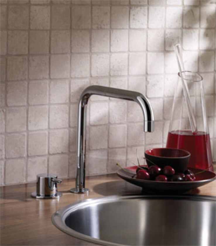 590 kjøkkenbatteri, 210 mm tut, svingbar, messing natur