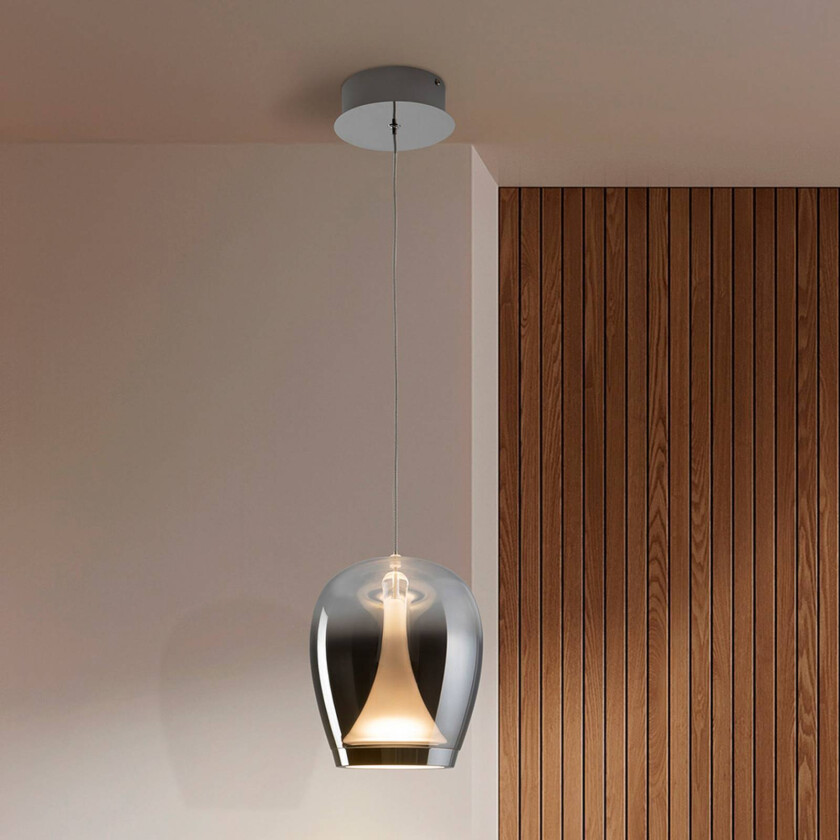 LED-hengelampe Suspiro, Ø 18 cm, kromfarget/røykgrå, glass