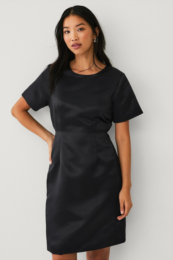 Kjole med definert midje - Svart