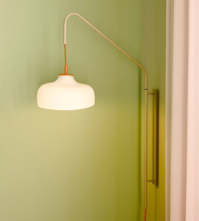 HÜBSCH vegglampe Current, lys sandfarge, utstikk 71 cm