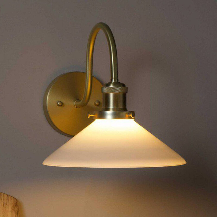 vegglampe August, gullfarget/opal, høyde 25 cm, E27