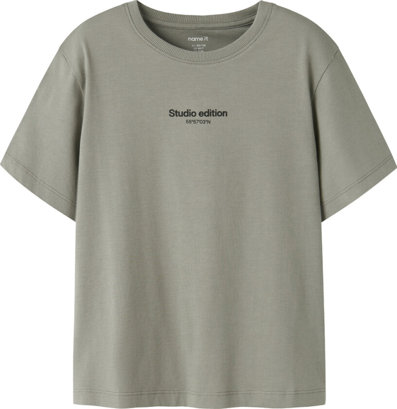 T-skjorte - Noos - NkmBrody - Shadow/W. Black Trykk - - 7-8 år (122-128) - T-skjorte