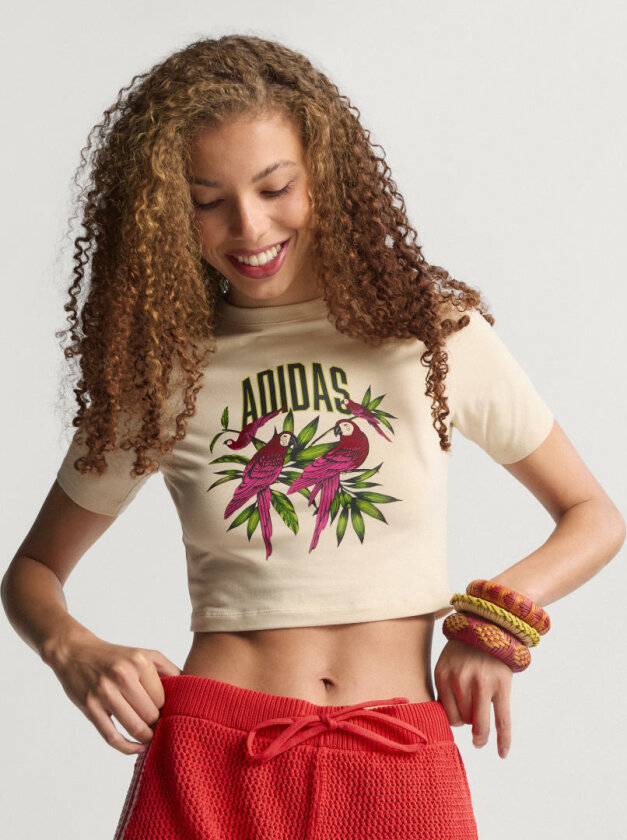 ADIDAS x FARM RIO GRAPHIC T-SKJORTE MED AVKORTET LENGDE