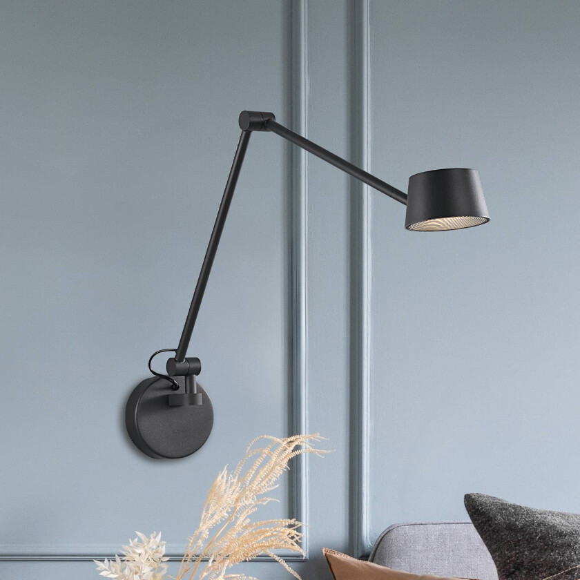 LED-vegglampe Savina, svart, utstikk 92 cm, metall