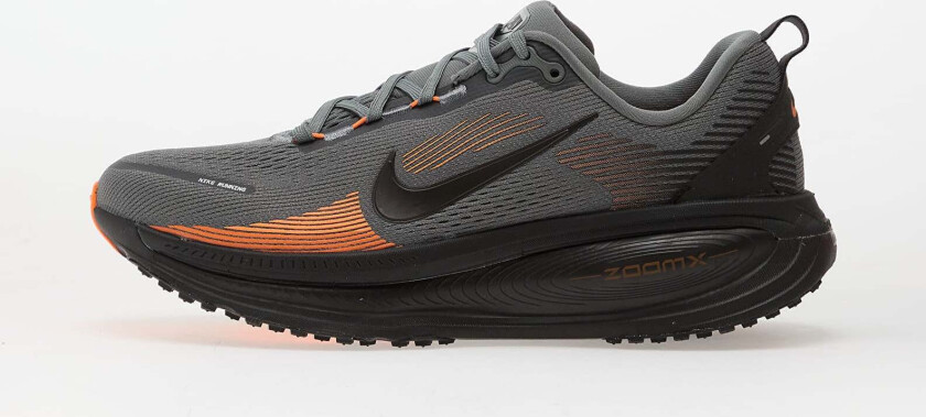 Vomero 18 Herre Smoke Grey/Black/Total Orange 45 1/2