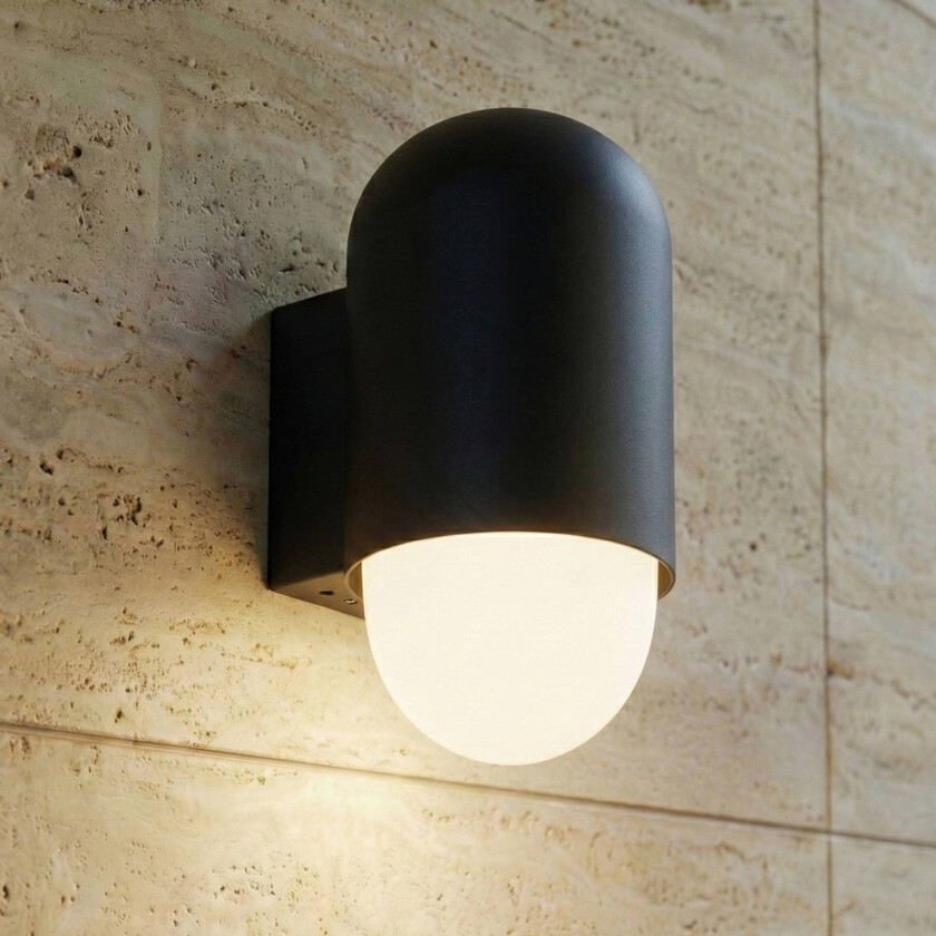 Lindby utendørs vegglampe Pilva, svart, metall, IP44, E27