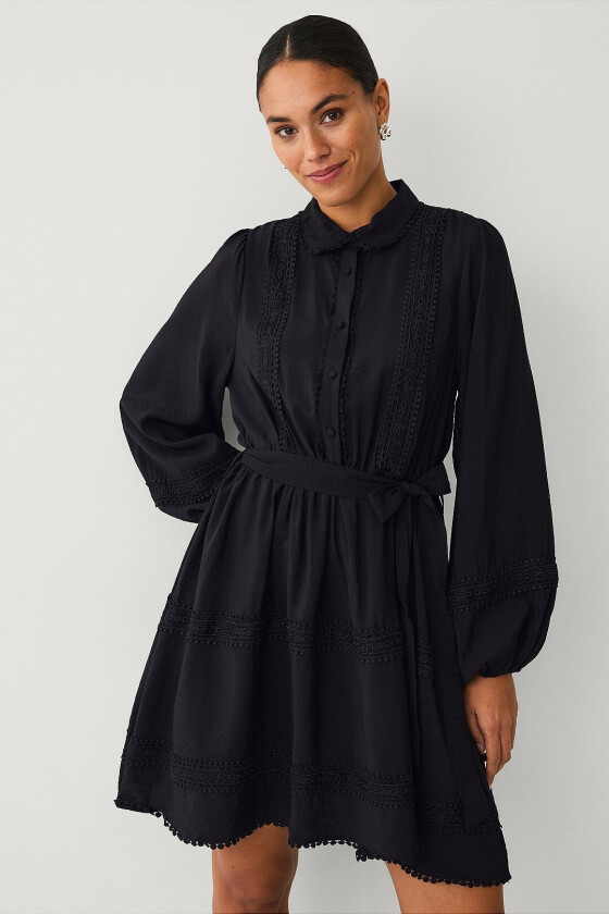 Kjole med blondedetaljer - Svart