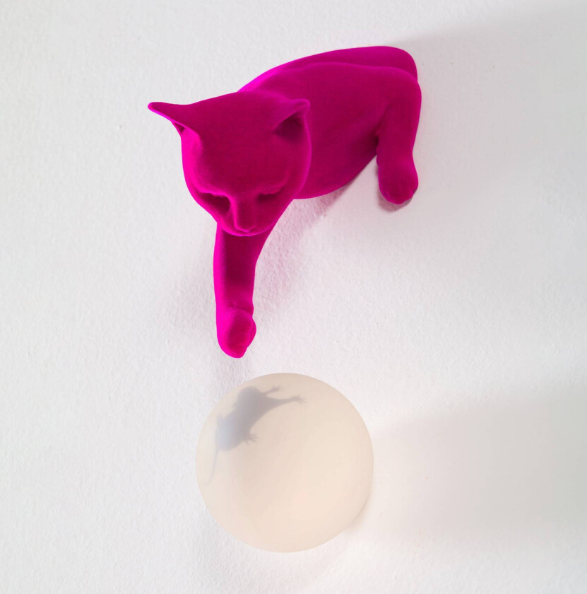vegglampe Maoo, keramikk fuchsia, glass, kattefigur