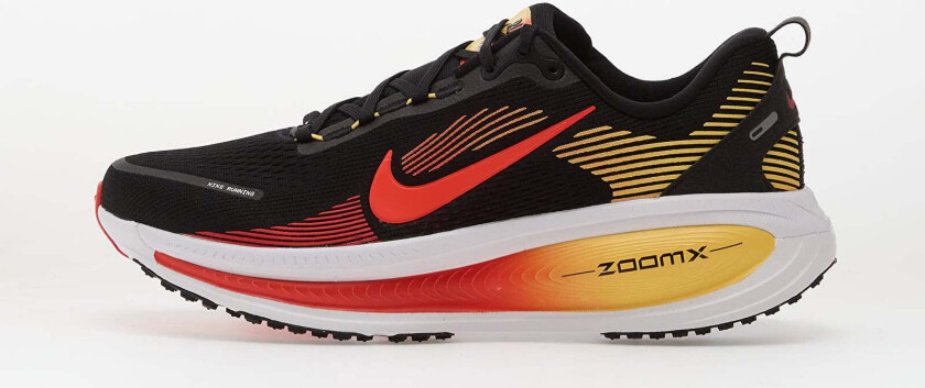 Vomero 18 Herre Black/Light Crimson/Topaz Gold/Bright Crimson 41