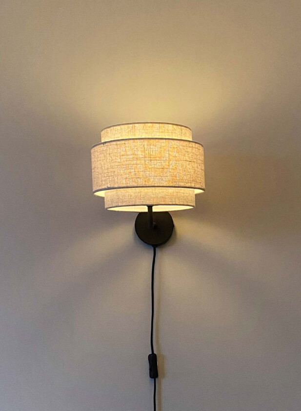 Linnea vegglampe - natur/sort