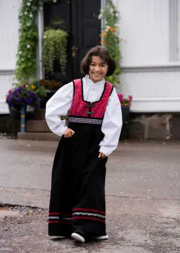 Bilde av Oline Festdrakt Jente Rose