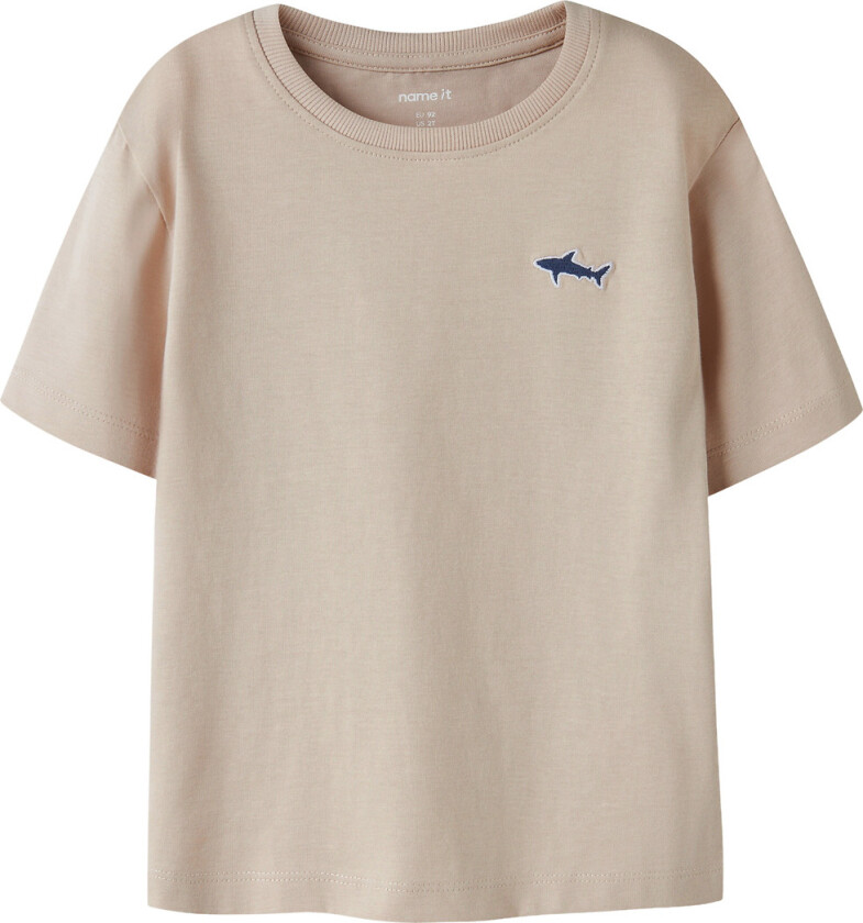 T-skjorte - NmmPennant - Chateau Gray/Shark Broderi - - 3 år (98) - T-skjorte