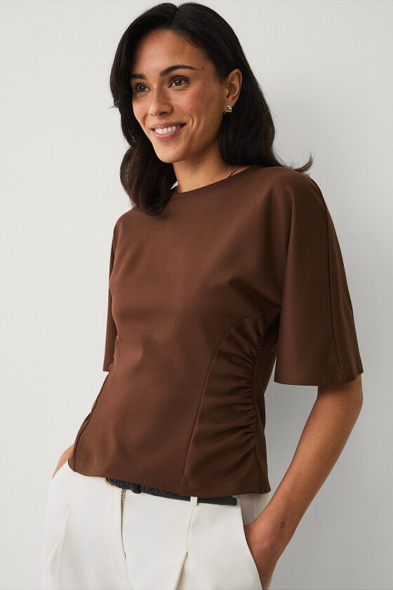 Topp med draperte detaljer - Brun