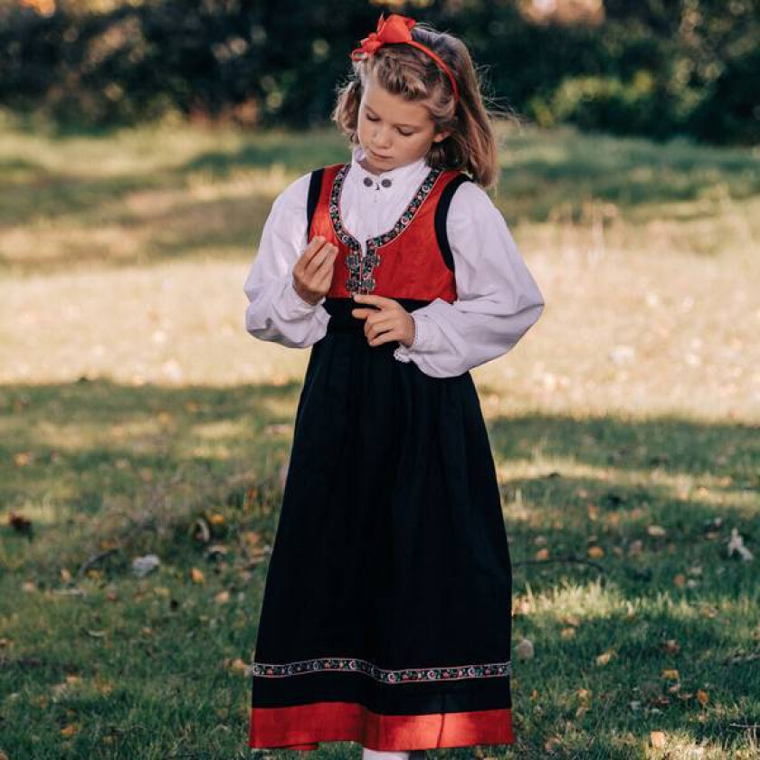 bunad / Festdrakt til jente med skjorte, Rød