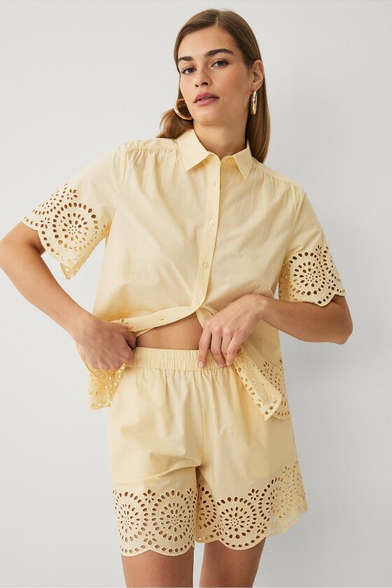 Shorts med broderie anglaise - Gul