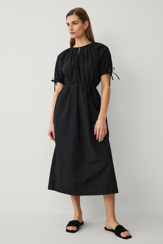 Maxikjole med smalt knytbart belte - Svart